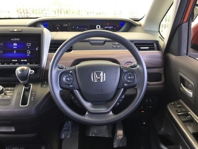 無段階変速で発進時から滑らかに加速するCVTは発進・停止の多い街の中も快適です。