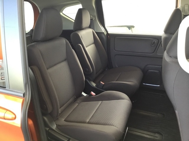 シート間が通路になる2列目キャプテンシート。3列目への移動も簡単☆