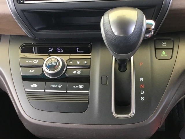 フルオートエアコンは希望の温度設定で風の温度も風量も自動調整で年中快適です。