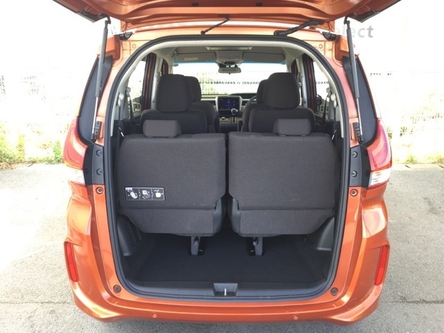 荷室は3列目シートを立てたままでも十分な容量があります。