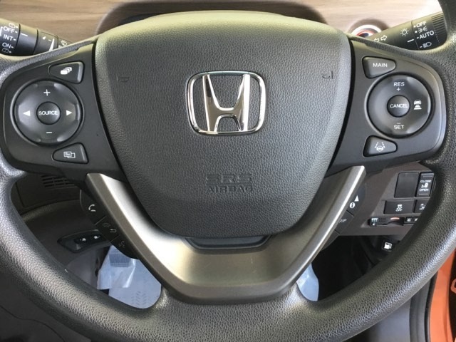 ステアリング左側はオーディオリモコンスイッチ、右側がクルーズコントロールです。手元で操作できるので便利です。