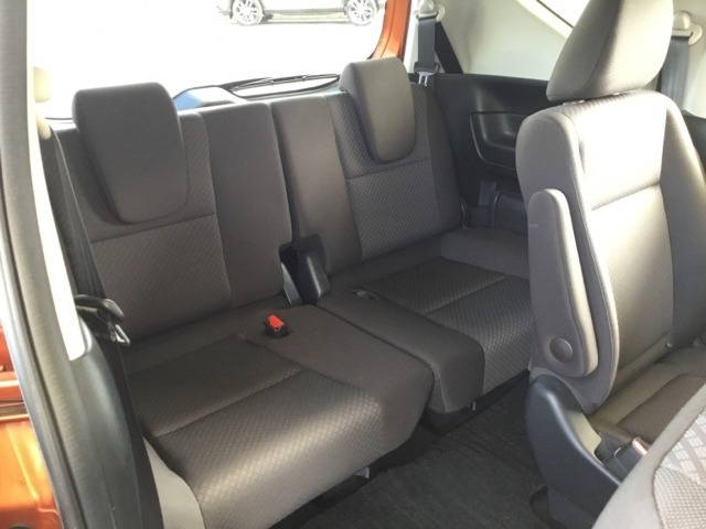 3列シート、6人乗り、用途に合わせてシートをアレンジできます。