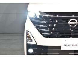 ★LEDのヘッドライト・フォグランプ装備♪オートライトが高性能のアダプティブヘッドライトとなっております。