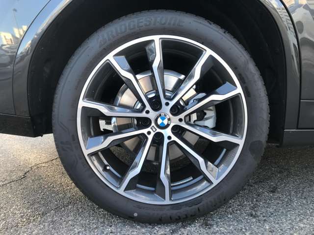 【BMWアロイホイル】軽量かつ強度に拘ったアロイホイル。走行性能ポテンシャルを引き出す設計。車の足元を引き締めてくれる大きなポイントはアロイホイルです。