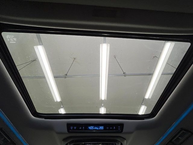 【サンルーフ】開放感たっぷりの希少装備、サンルーフが装着されています！車内に明かりを取り入れたり景色を楽しむ以外にも、車内の空気も簡単に換気できて快適です！