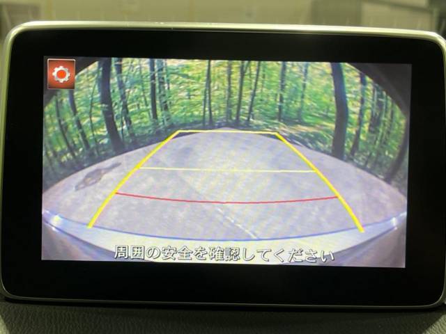【バックカメラ】駐車時に後方がリアルタイム映像で確認できます。大型商業施設や立体駐車場での駐車時や、夜間のバック時に大活躍！運転スキルに関わらず、今や必須となった装備のひとつです！