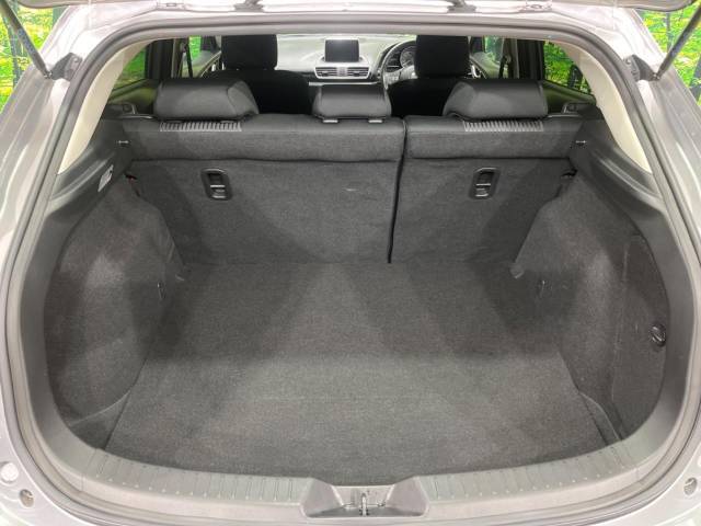 普段のお買い物や通勤、送迎等に十分な荷室スペースを確保しております。セカンドシートを倒すと、大きな荷物の積載も可能です♪