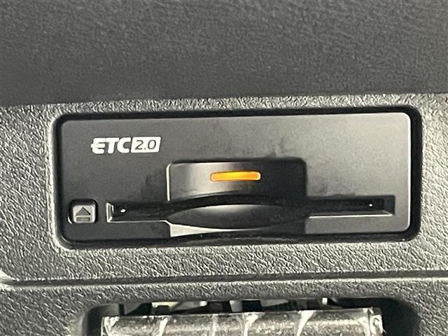 【ETC】有料道路の乗り降り時に停車することなくスマートに乗り入れが可能になったり、割引を受けることができる嬉しい装備です。