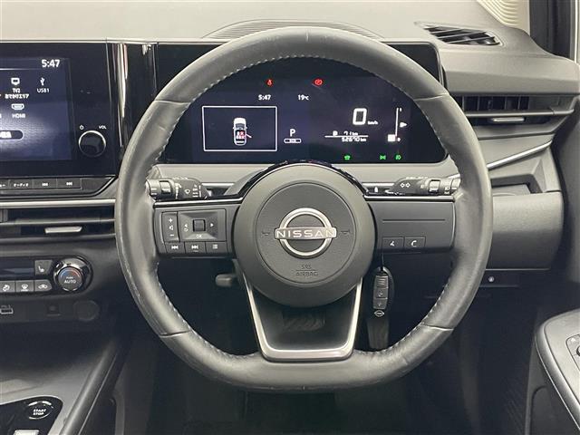 【純正革巻きステアリング】上質な革を使用することで、手にしっかり馴染み運転しやすい素晴らしいハンドルです。