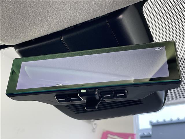 【デジタルインナーミラー】後席の大きな荷物や同乗者で後方が確認しづらい時でも安心！カメラが撮影した車両後方の映像をルームミラー内に表示。クリアな視界で状況の確認が可能です！