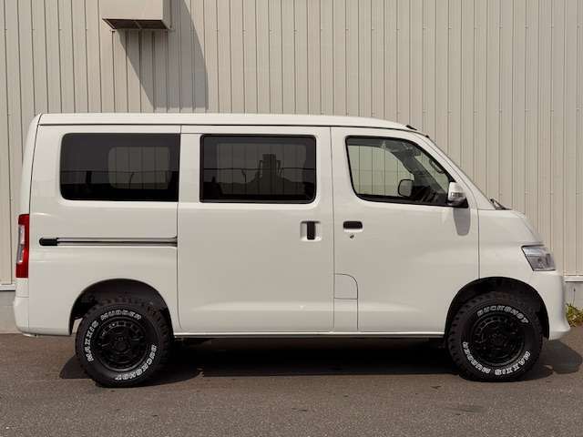 4WD　登録未使用車　WEDSマッドヴァンスXタイプS　マキシスバックショット　1インチリフトアップ　インテリアパネル　フロントカメラ　モニター　車線逸脱警報　LEDヘッドライト　両側スライドドア