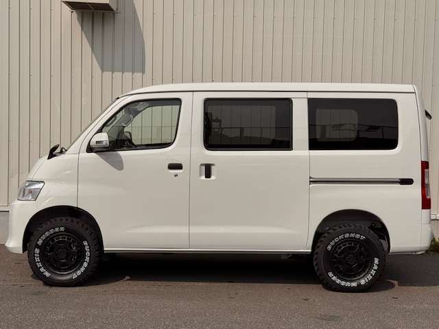 4WD　登録未使用車　WEDSマッドヴァンスXタイプS　マキシスバックショット　1インチリフトアップ　インテリアパネル　フロントカメラ　モニター　車線逸脱警報　LEDヘッドライト　両側スライドドア