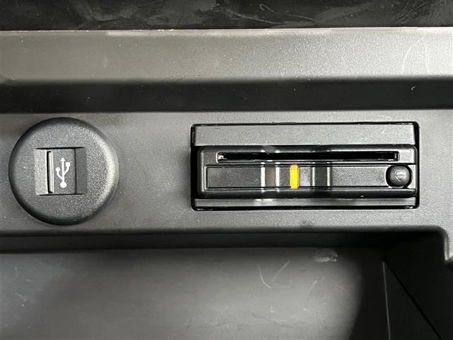 【ETC】有料道路を利用する際に料金所で停止することなく通過できる、ETC車載器（ノンストップ自動料金収受システム機器）が装備されています。セットアップを行うことで利用可能になります。