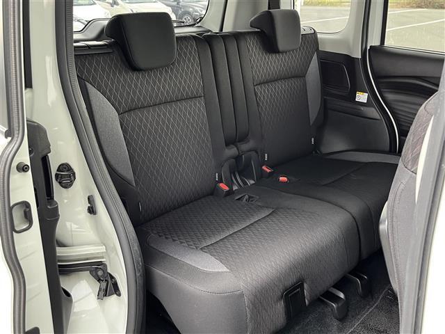 【後部座席】後席もゆったりドライブを楽しめます。内外装はプロこだわりのクリーニングで清潔なおクルマでご納車させていただきます！店舗での現車確認も承っています！