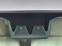 【スマートアシスト】走行中に前方の車両等を認識し、衝突しそうな時は警報とブレーキで衝突回避と被害軽減をアシスト。より安全にドライブをお楽しみいただけます。