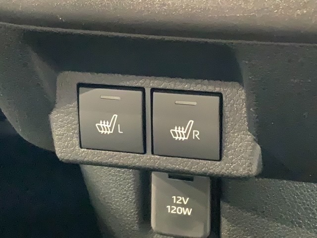 フロント両席にはシートヒーターが付いています！寒い日に便利な装備ですね。