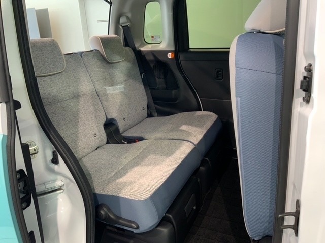 後席も余裕の広さ！ゆったりくつろげます！！