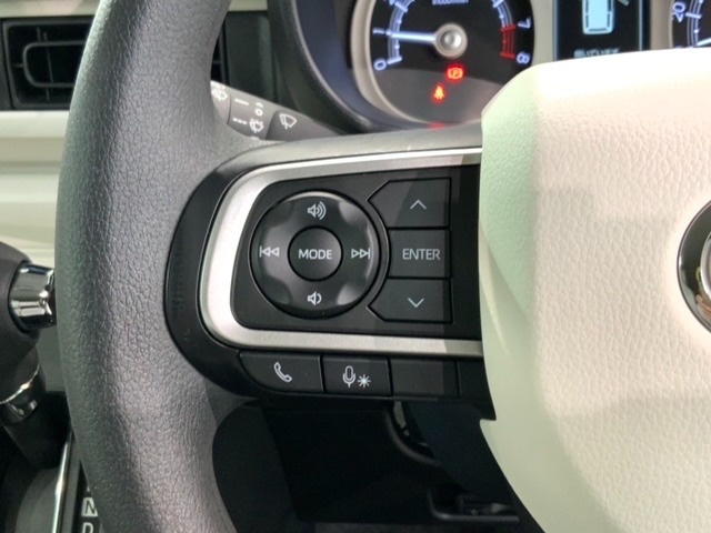 ステアリングにオーディオ操作スイッチが付いています。オーディオ画面に直接タッチしなくても操作が出来ますので、運転に集中できます。