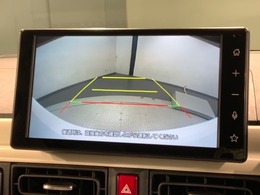 リバースギアに入れるだけで後方の表示へ切り替わります。夜間や雨の日の駐車も楽になりますよ。