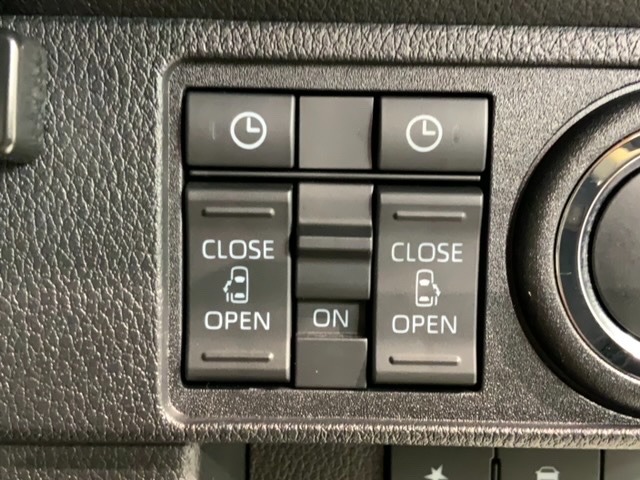 左右両側パワースライドドアが付いています。ワンタッチで簡単にお子様でも、お年寄りの方でも、開閉できますからとても便利です。キーレスや車内スイッチでも自動でドアの開閉ができます。