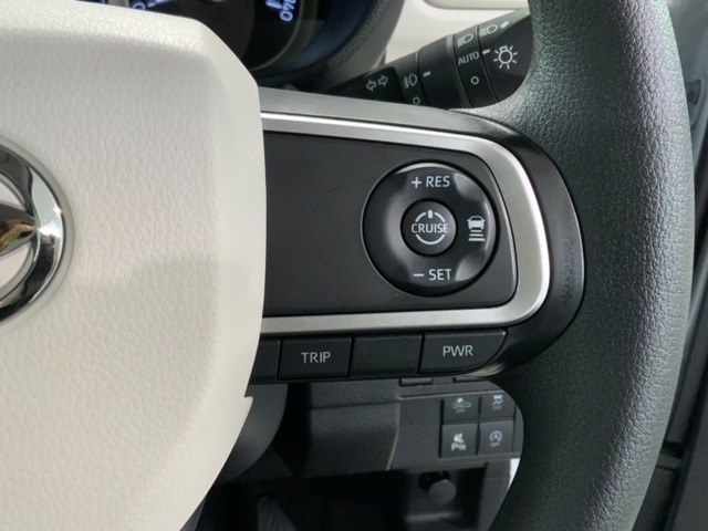 クルーズコントロールを装備しています。高速道路などで一定の速度で走ってくれるので運転が楽ですよ！速度を設定できますので、スピードの出しすぎにも注意できます。