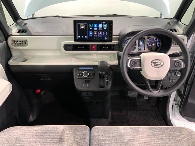 使いやすいレイアウトのダッシュボード周辺です。オートエアコンや小物入れなど嬉しい装備が満載です。