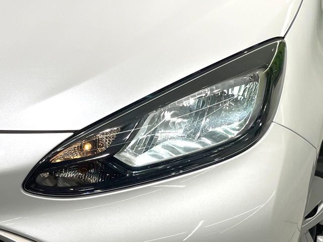 【LEDヘッドライト】悪天候や夜間走行時も良好な視界を確保し安心して運転できる高輝度LEDヘッドライトを装備！点灯速度が早く、消費電力も抑えられています。