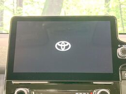 【プリクラッシュセーフティ】前方の車両等を検知し、衝突しそうな時は警報で注意を促し、ブレーキを踏む力をサポート。ブレーキを踏めなかった場合は衝突被害軽減ブレーキが作動、衝突回避をサポートします。