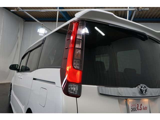 【リア左側テールランプ】黄ばみもなく非常にきれいな状態です！納車前には再度仕上げて納車します！内外装問わず、とにかく徹底清掃・洗浄を行っております。私たちは自信をもって次なるお車をご提供いたします！！