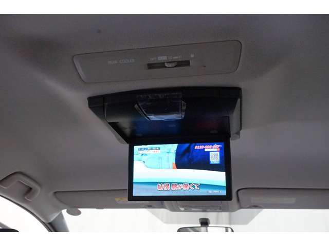 10インチのフリップダウンモニター装備のお車です！もちろんテレビ・DVDの両方楽しめます！お子様とのお出かけ、ご友人とのドライブ、大人も子供も楽しめる車内で快適なカーライフはいかがでしょうか（＾＾）/