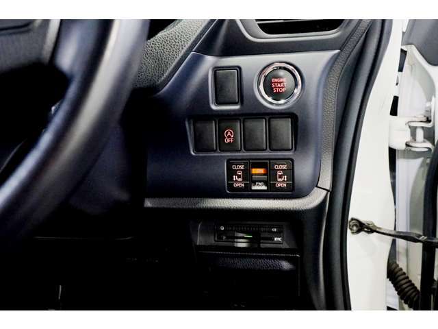 両側パワースライドドア装備のお車です！狭い場所でもスライドドアなら開閉が省スペース！お子様が勢いよく開けて隣の車に・・・何てことも防止します！また電動でスムーズに開閉するので少しの力で操作できるのも◎