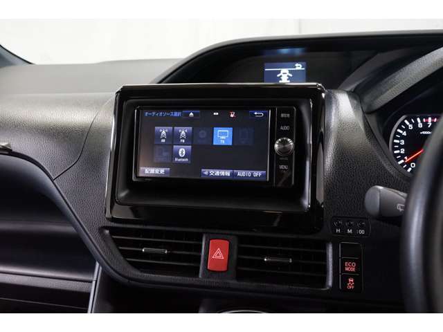 フルセグTV/CD/DVD/Bluetooth対応のナビあり◎各種エンタテインメントが快適なドライブをより盛り上げます。また、デュアルエアコンなので運転席と助手席、別々にエアコンの温度設定ができます。