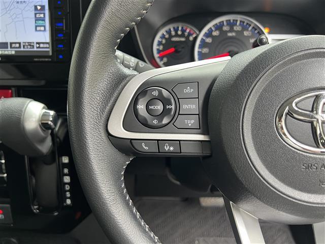 【ステアリング】軽い力で扱いやすいハンドルです。目立つ傷やスレなどなく綺麗な状態です！除菌プランいれていただくとさらに快適に！清潔なお車はお子様にも安心ですね！