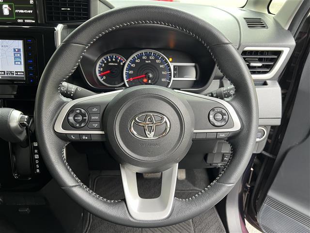 【ステアリング】軽い力で扱いやすいハンドルです。目立つ傷やスレなどなく綺麗な状態です！除菌プランいれていただくとさらに快適に！清潔なお車はお子様にも安心ですね！