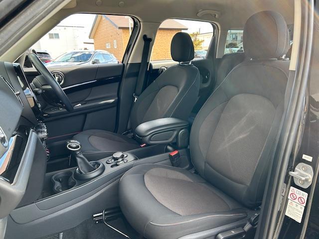 ご遠方の場合でも、下取り車両の金額を概算でお出しすることは可能でございます。車検証をお手元に、走行距離をご確認の上お問い合わせくださいませ。