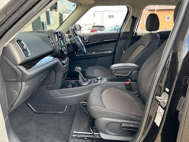 LIBERALAでは多種多様の車種をご用意させていただいております。お客様がご納得いくまで、そのお車の持つ特性を五感すべてで感じ取っていただける場をご提供します。