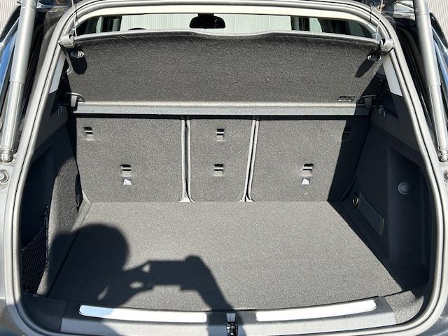 マットブラックにホワイトのLIBERALAのロゴの建物と看板が目印です。