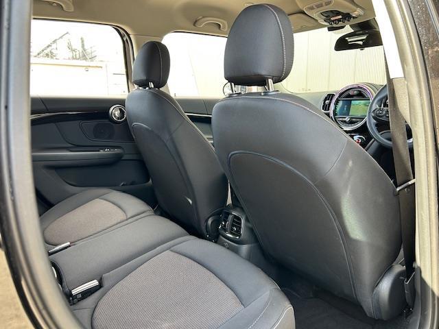 ご来場が難しいお客様でもご安心下さい、店頭在庫でしたらテレビ電話などを使いお車の詳細をご説明させて頂く事も可能でございます。当店スタッフが真心込めてご対応させて頂きます。