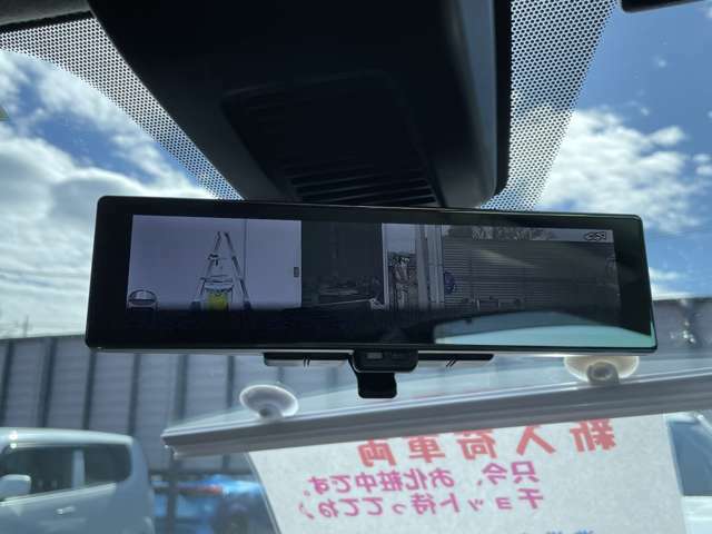 インテリジェントルームミラー搭載！車両後方に装着した高解像度カメラの映像をミラー面に映し出すので、車内の状況、天候等に影響されずクリアな後方視界を確保出来ます。※通常のミラーへ切替が出来ます