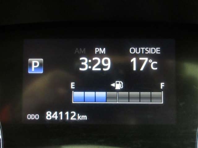 ディスプレイには、平均燃費、外気温、航続可能距離などの情報が表示されます。