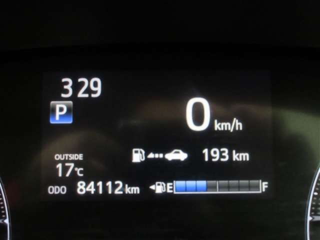 イグニッションONで鮮やかに発光するメーター。