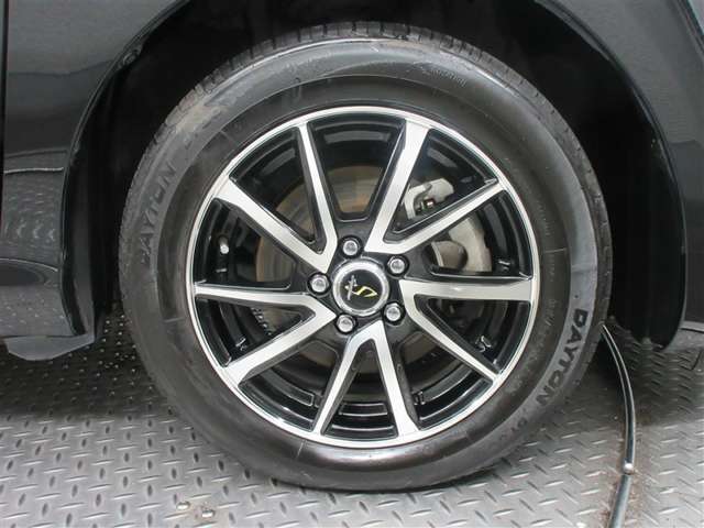 スタイリッシュなデザインのホイール。