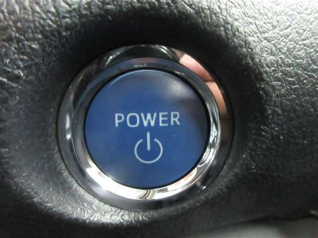 スマートキーシステムはキーをお持ちの方を車がオーナーと判断し、ドアロックの開閉もタッチ＆握るだけ。エンジンスタートはブレーキを踏んでスタートボタンを押すだけ。