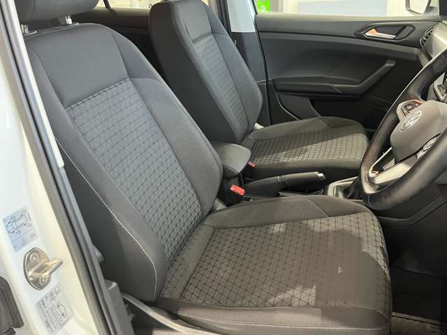 安定していつつ楽しいドライビングと、疲れを軽減してくれるホールド感のあるシート、ドイツ車らしさが満喫できる1台です♪