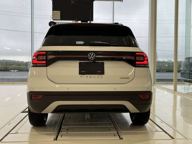 バックカメラとバンパーセンサーで駐車も安心です。