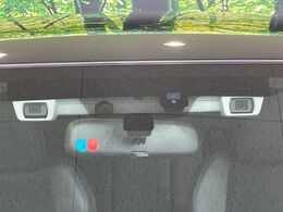 【アイサイトVer3】前方の車両等を検知し、衝突しそうな時は警報で注意を促し、ブレーキを踏む力をサポート。ブレーキを踏めなかった場合は衝突被害軽減ブレーキが作動、衝突回避をサポートします。