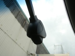 ◆ドライブレコーダー◆映像・音声などを記録する自動車用の装置です。　もしもの事故の際の記録はもちろん、旅行の際の思い出としてドライブの映像を楽しむことができます。