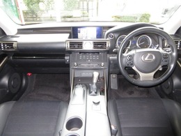 黒を基調としたブラックインテリアで、スポーティーな高級感ある内装に仕上がっております！