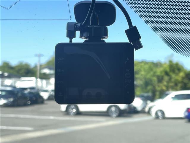 こちら後席周りの装備の写真です。動作に問題はなく、しっかり作動します。車によっては様々な機能が多数付いている車もありますので、長距離ドライブも快適に過ごせます。早目のご検討よろしくお願いします。