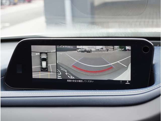 【360°ビューモニター】専用カメラにより上から見下ろしたような視点で360度クルマの周囲を確認することができます。駐車が苦手な方でも縦列駐車や幅寄せ時に活躍してくれます。